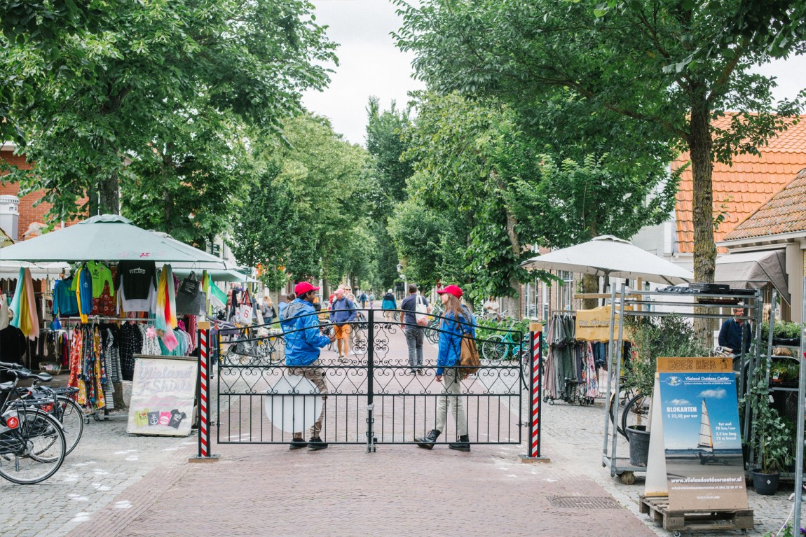 Op veilige afstand in de Dorpsstraat